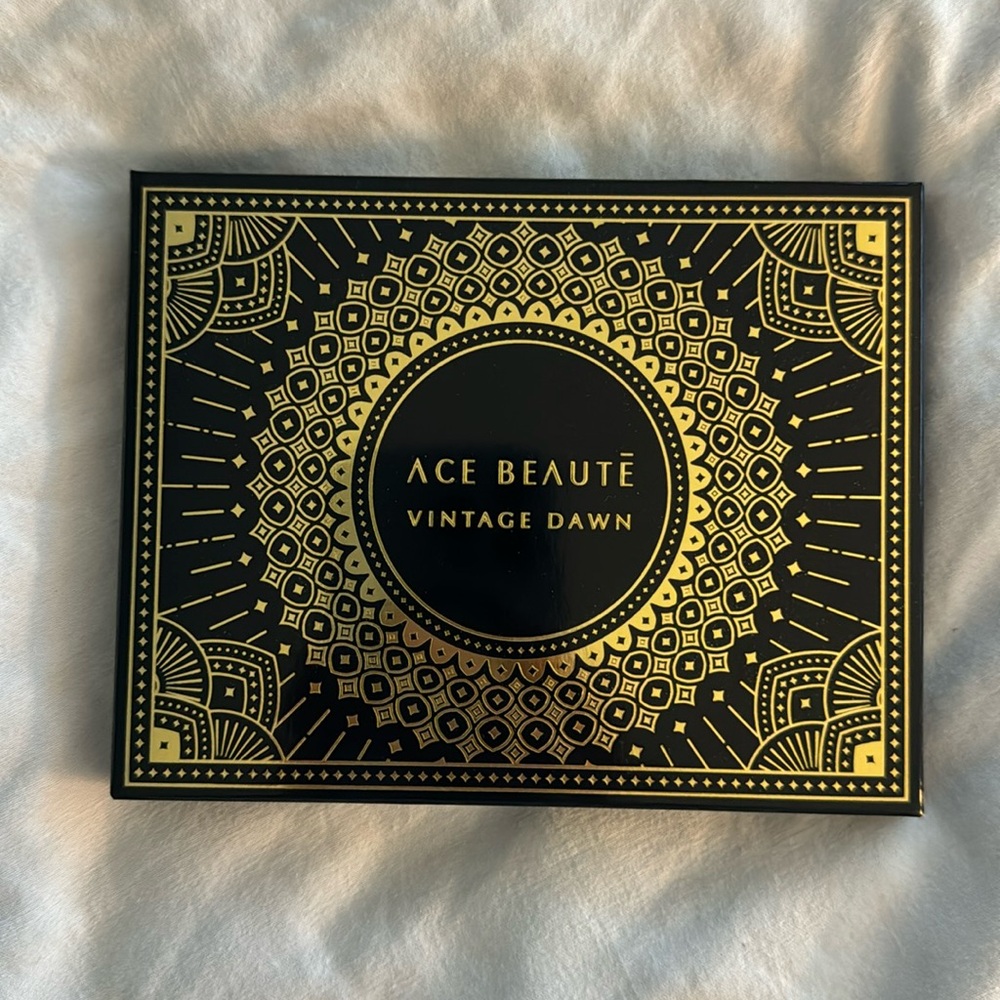NIB, New Ace Beaute Vintage Dawn Eyeshadow Palette